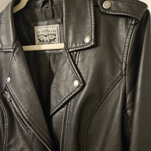 Levi's Women's Classic Faux Leather Asymmetrical Moto Jacket - Picture 3 of 16